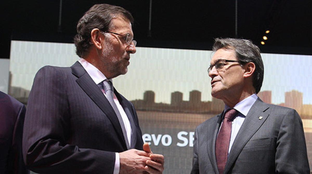 Rajoy i Mas xerren durant la celebració del Saló de l’Automòbil, el 10 de maig. JULIO CARBÓ