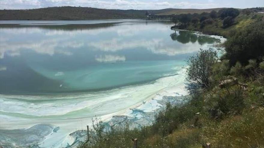 El agua corriente vuelve a Hornachos, pero sigue sin poderse consumir