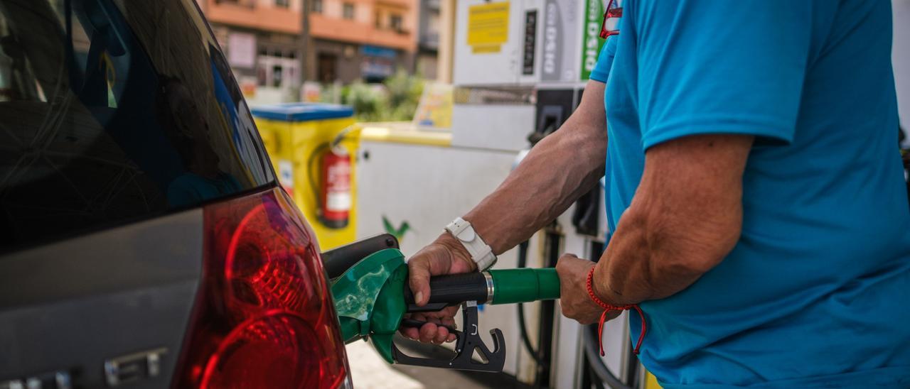 Un hombre reposta su vehículo en una estación de servicio