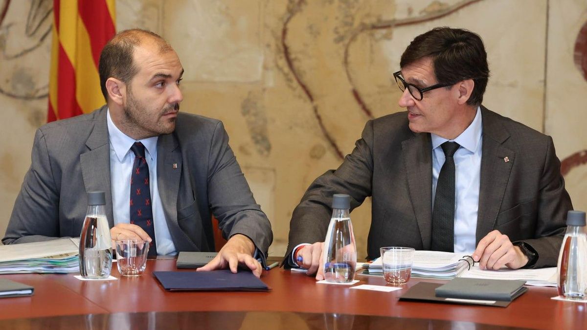 El president de la Generalitat, Salvador Illa, y el conseller de Presidència, Albert Dalmau, durante la reunión de Govern de este martes