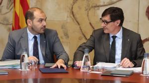 El president de la Generalitat, Salvador Illa, y el conseller de Presidència, Albert Dalmau, durante la reunión de Govern de este martes