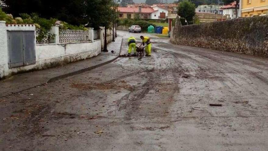 Tareas de limpieza en Celoriu (Llanes).