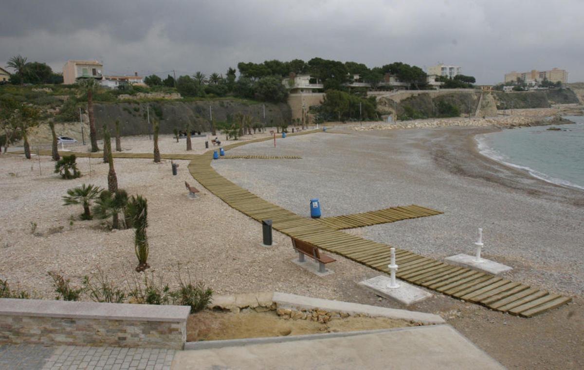 Playa del Varadero, en La Vila Joiosa, con bandera azul. Los arenales de Ciutat (Centro) y De Torres en la misma localidad, también tienen distintivo de calidad.