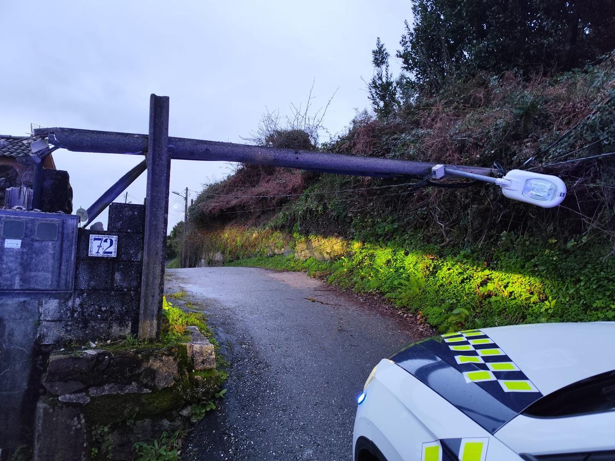 Un poste del alumbrado público derribado a consecuencia del temporal en el lugar de A Graña, en Bueu.