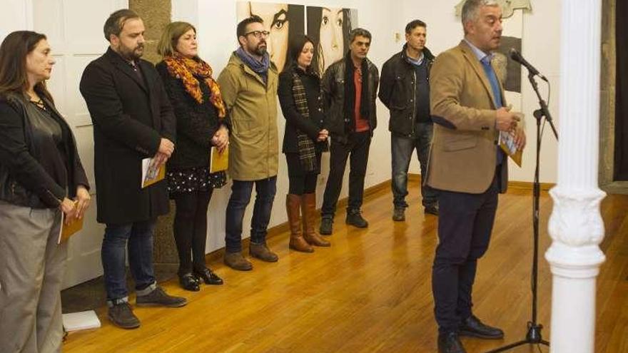 Valentín García, ayer, durante la inauguración de la muestra artística. // Bernabé/Ana Agra