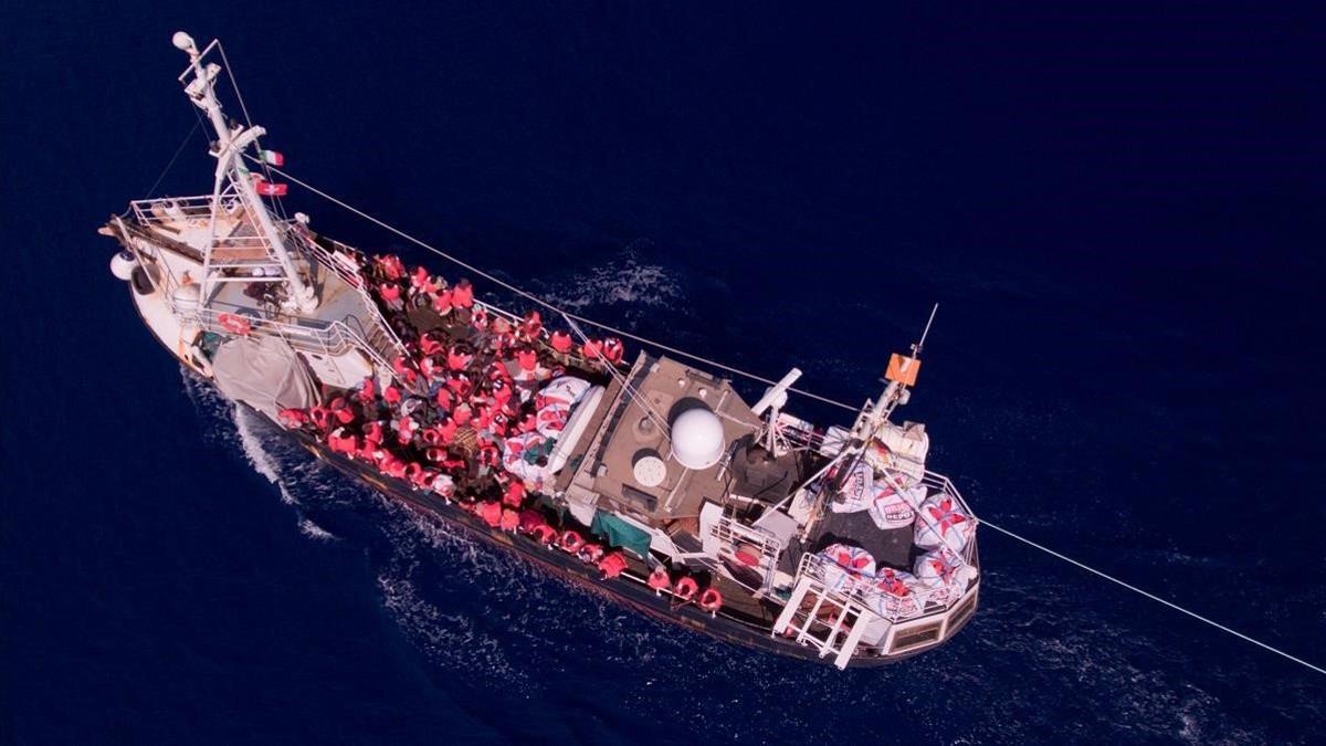El barco alemán &quot;Eleonore&quot; navega en el Mediterráneo con alrededor de 100 migrantes a bordo después de ser rescatados.