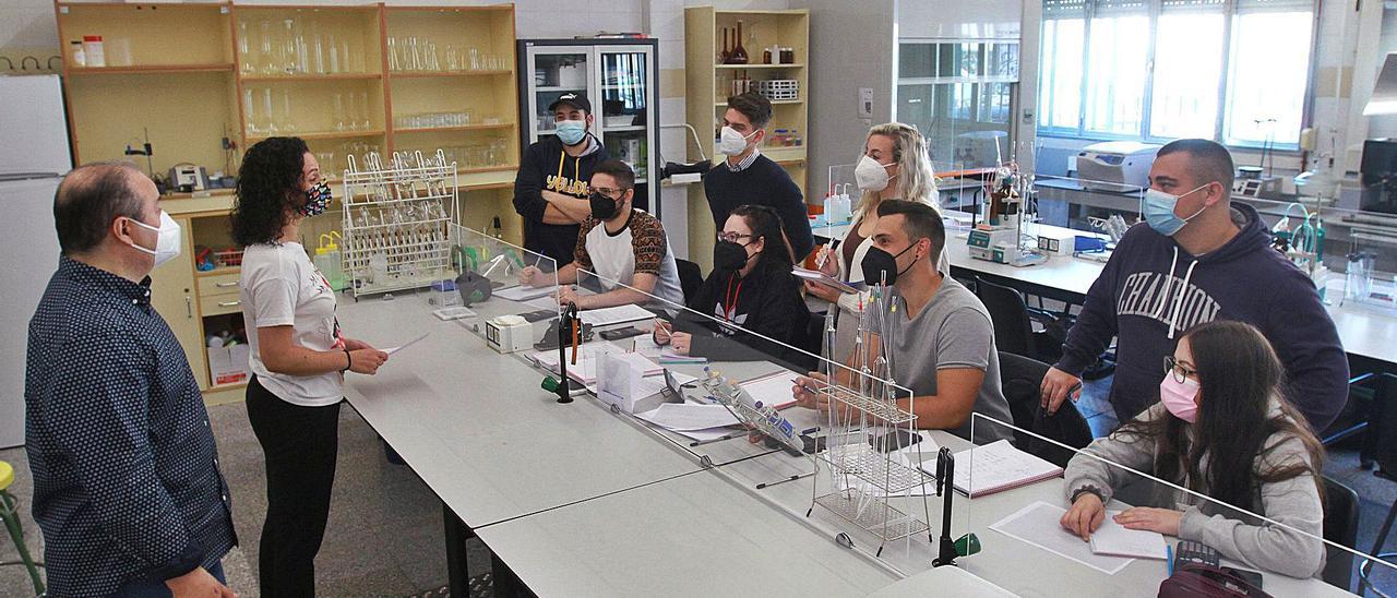 Los profesores Francisco Vázquez y Silvia López con alumnado de un de los títulos de Química. | // IÑAKI OSORIO