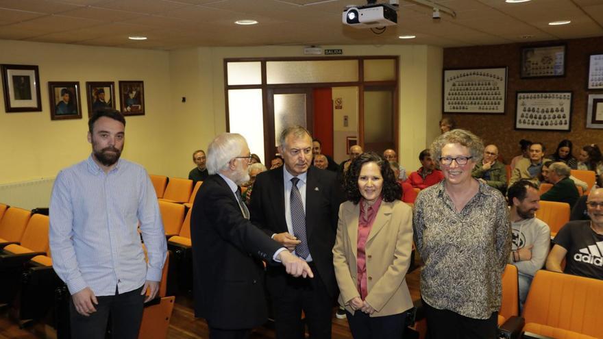 Por la izquierda, Alejandro Presa, Javier García, Gabino Carriedo, Susana  Fernández, decana de la Facultad de Química de la Universidad de Oviedo, y Pascale Crochet, directora del departamento de Química. | Fernando Rodríguez