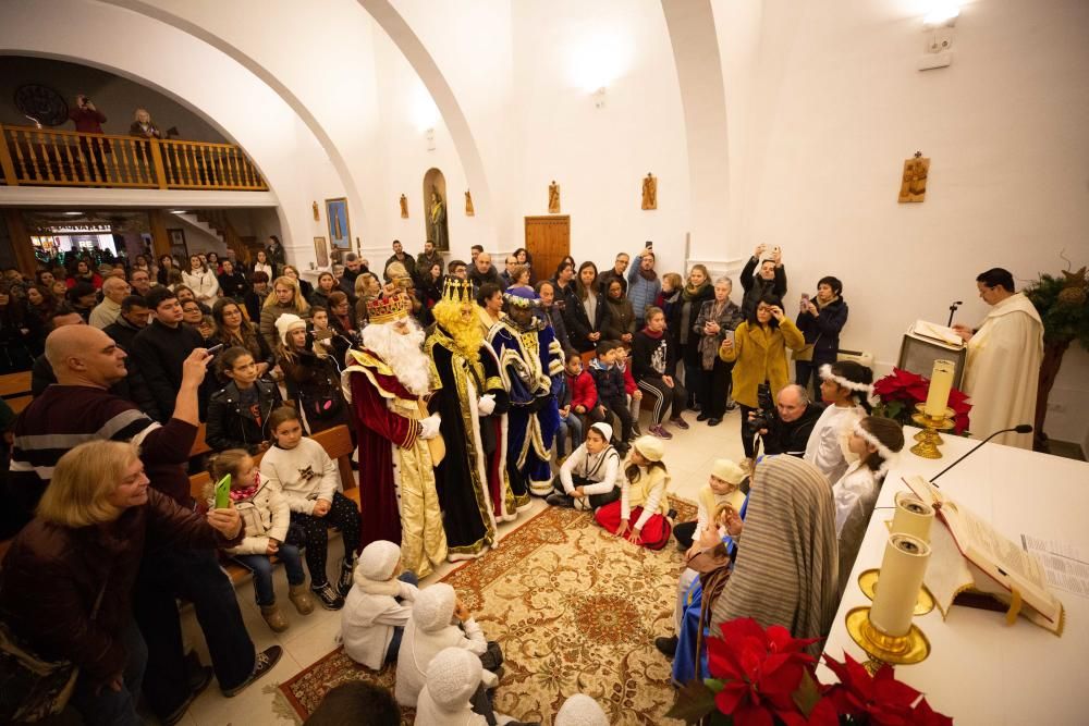 Los Reyes Magos, escoltados por pajes reales y bailarinas, reparten entre el público 800 kilos de caramelos y gominolas