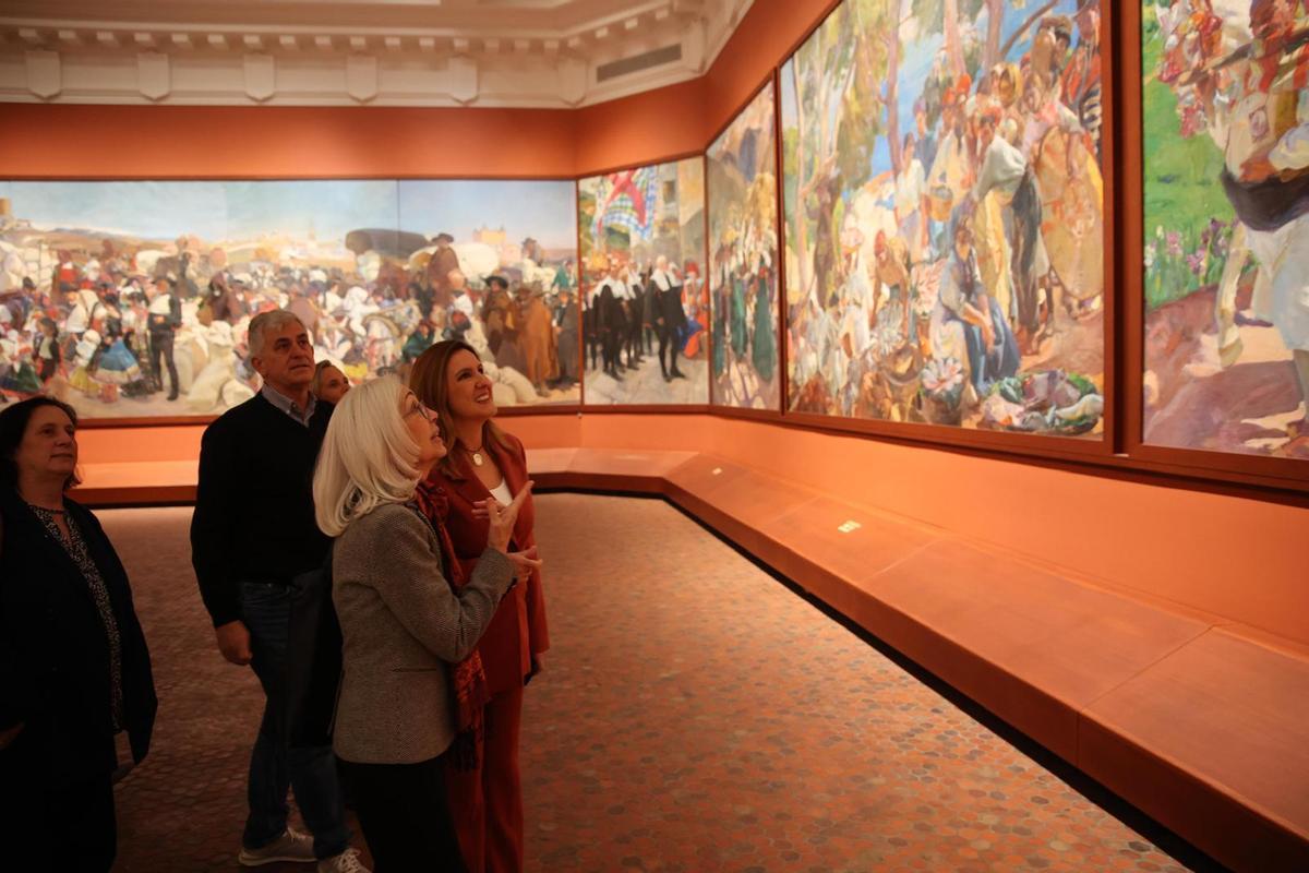 Catalá observa con Pons-Sorolla los paneles de &quot;Visión de España&quot;.