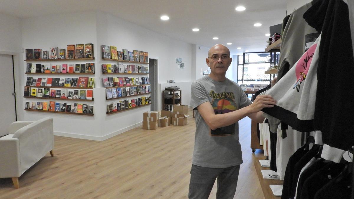 Alfredo, en la sección de moda de la tienda.