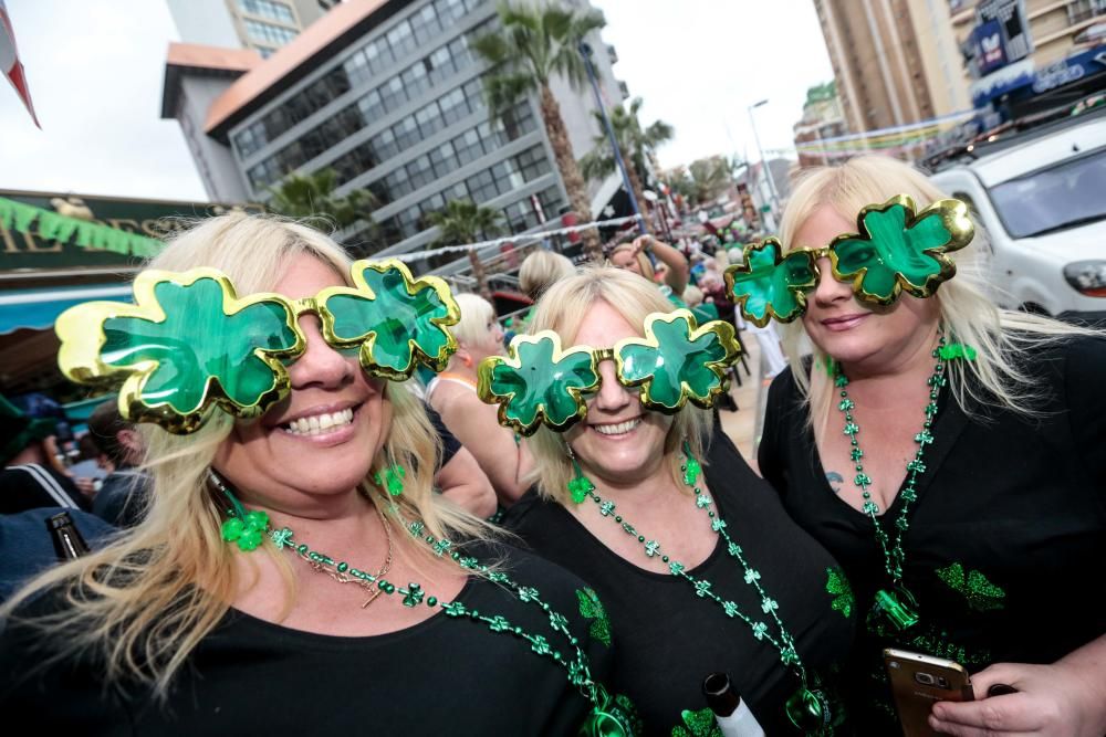 Las calles de la zona de pubs ingleses se tiñen de una marea verde que, como es tradición, conmemora esta fiesta irlandesa por todo lo alto