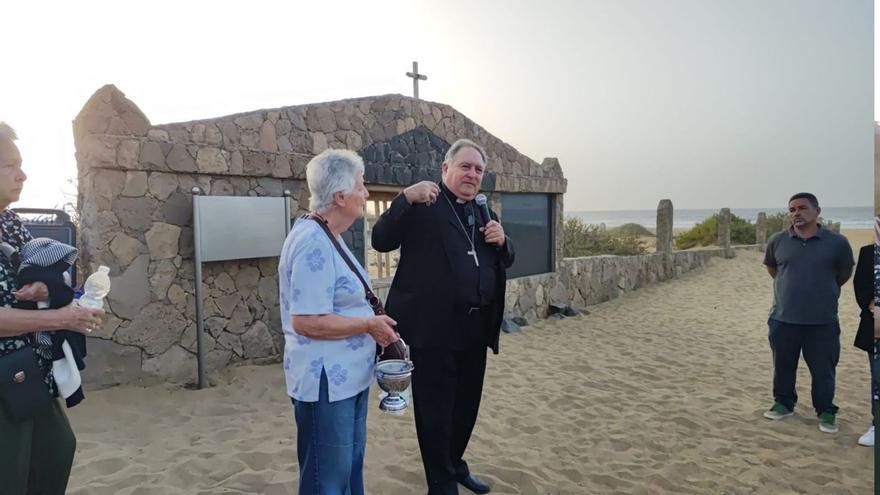 El obispo de Canarias, José Mazuelos, durante el homenaje de los difuntos en el cementerio de Cofete. | | ONDA FUERTEVENTURA