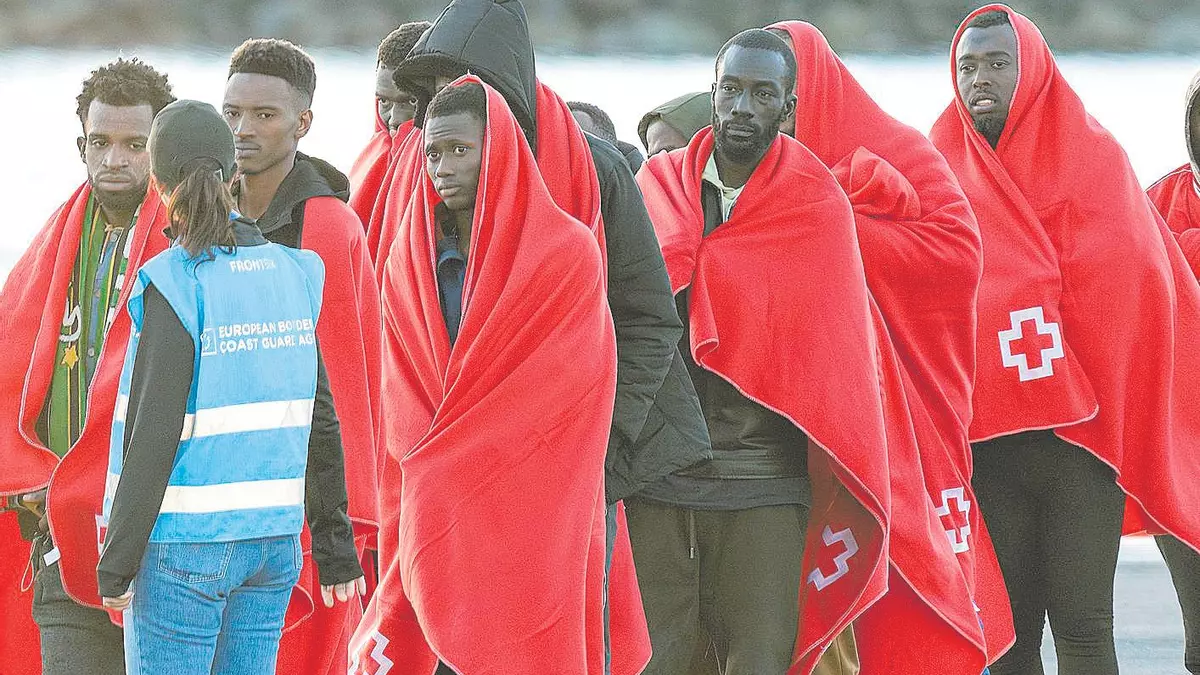 Madrid enfría el reparto extraordinario de menores migrantes y se enroca en la reforma de extranjería