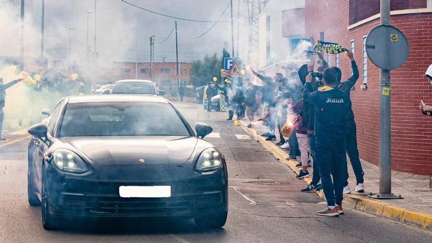 Las Peñas recibieron a los jugadores a su llegada al estadio ante el Dinamo de Zagreb.