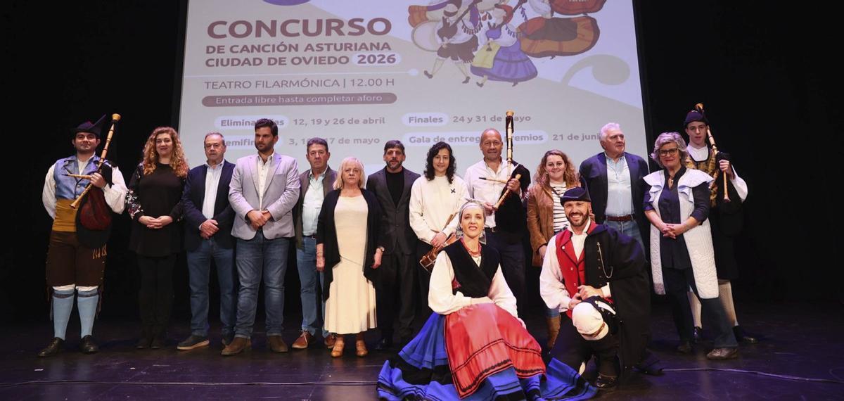 Posado de los participantes en la primera semifinal del concurso «Ciudad de Oviedo», ayer, en el Filarmónica. Por la izquierda, Diego Fernández, Mónica Vega, Manuel Arenas, Esteban Verdeja, Valentín García, Maribel Fernández, Odón Del Paganeu, Eva Prado, Vicente Prado, Alicia Villanueva, Aquilino Fernández, la presentadora Almudena Iglesias y Moisés Cuetos. Delante, la pareja de baile formada por María Vázquez y Paulino Santirso. | MARIO CANTELI