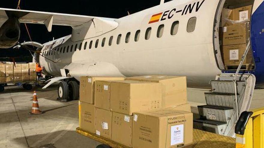 El avión ha llegado esta madrugada con 7 toneladas de material sanitario