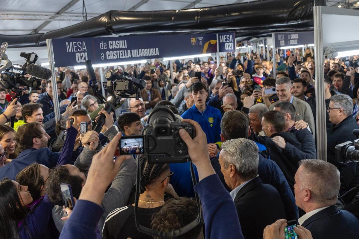 ¡Hansi Flick y los jugadores ejercen su derecho a voto junto a Joan Laporta! ¡Hansi Flick y los jugadores ejercen su derecho a voto junto a Joan Laporta!