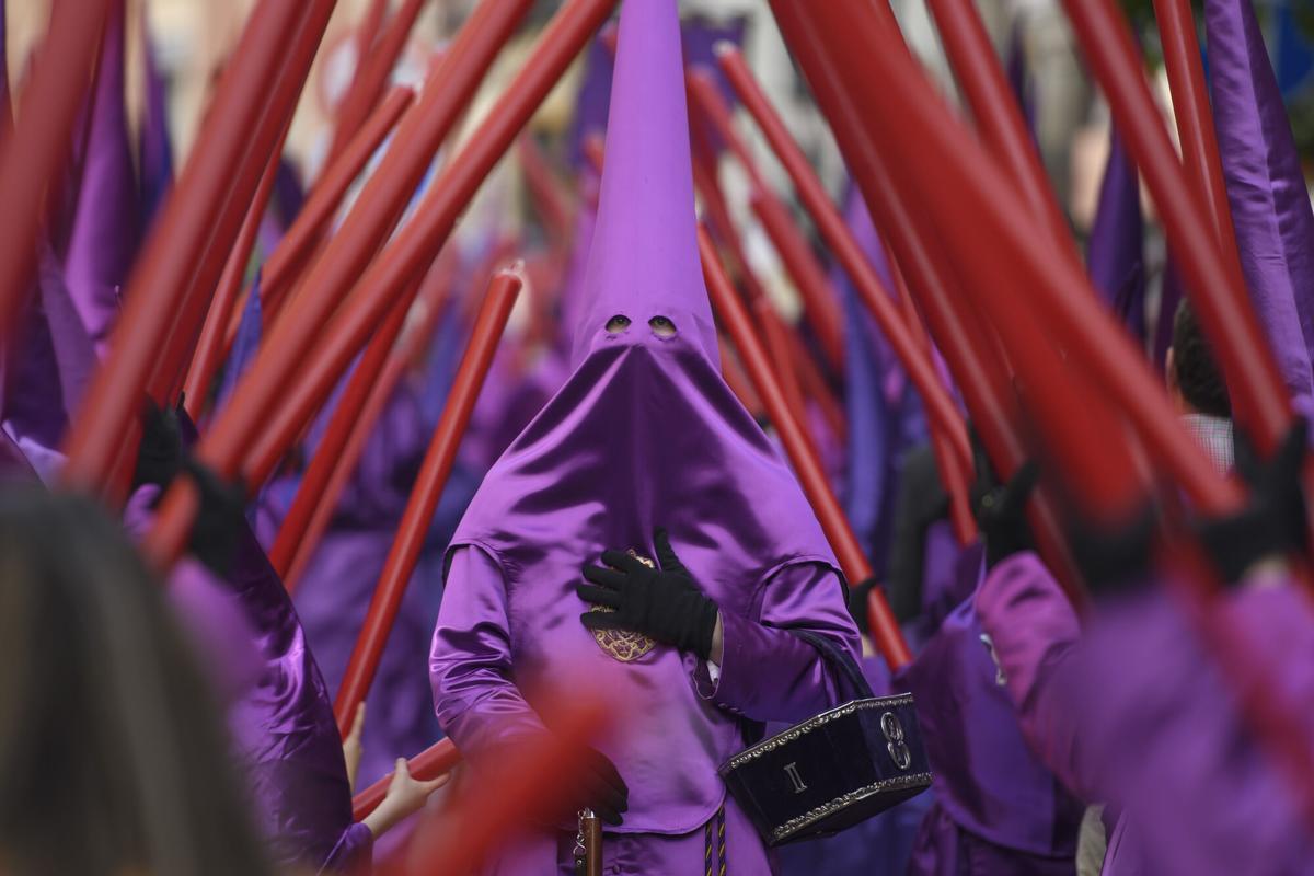 Nazarenos de la Hermandad de La O por la calle Castilla el Viernes Santo en Sevilla.