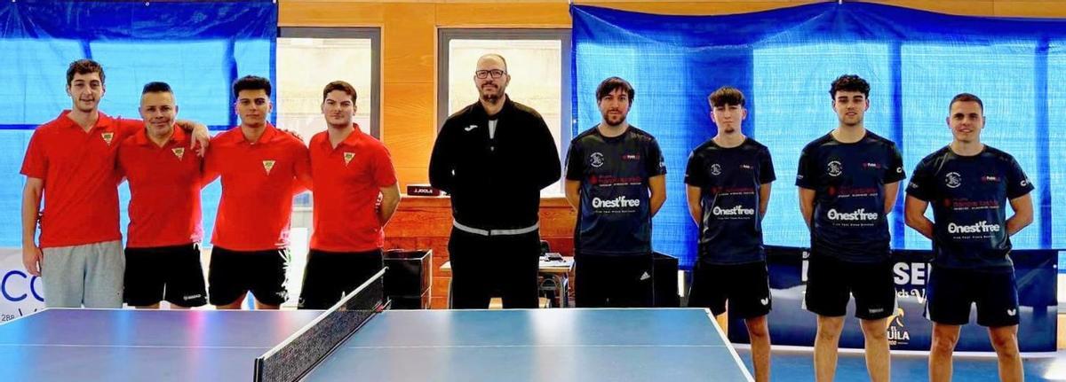 El equipo de 1ª Nacional del CE Corriol Oliva con sus rivales