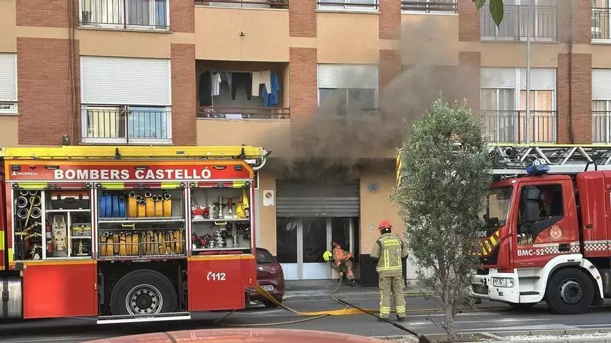 Los bomberos extinguen un incendio en un bajo de Castelló