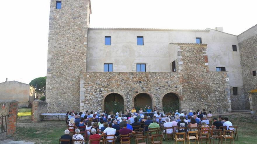 Fan un visita al restaurat mas de les Torres de Vilanova de la Muga