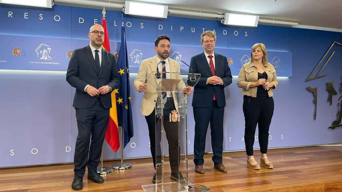 El diputado Sergi Miquel, diputado del PDCat, junto a los diputados de su grupo Genís Boadella, Ferrán Bel y Concep Cañadell, en rueda de prensa sobre las novedades de la reforma de la ley de mecenazgo.