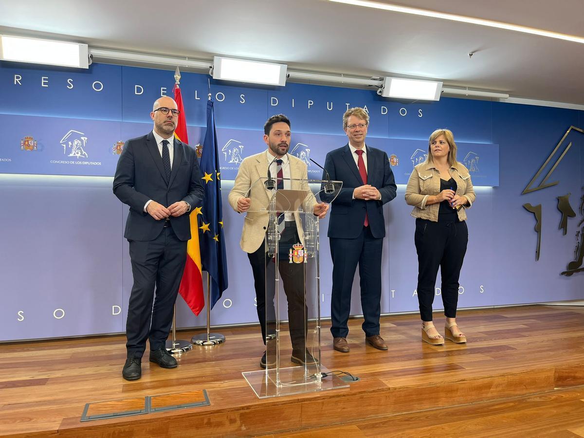El diputado Sergi Miquel, diputado del PDCat, junto a los diputados de su grupo Genís Boadella, Ferrán Bel y Concep Cañadell, en rueda de prensa sobre las novedades de la reforma de la ley de mecenazgo.