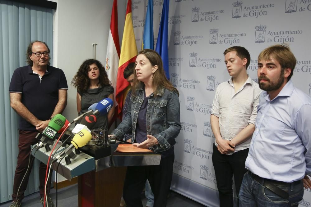 Owen Jones acompañado por los miembros de Podemos en Gijón