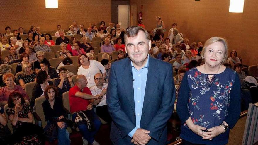 El doctor Francisco Vizoso y Carmen Duarte, de la Asociación de Vecinos de El Llano.