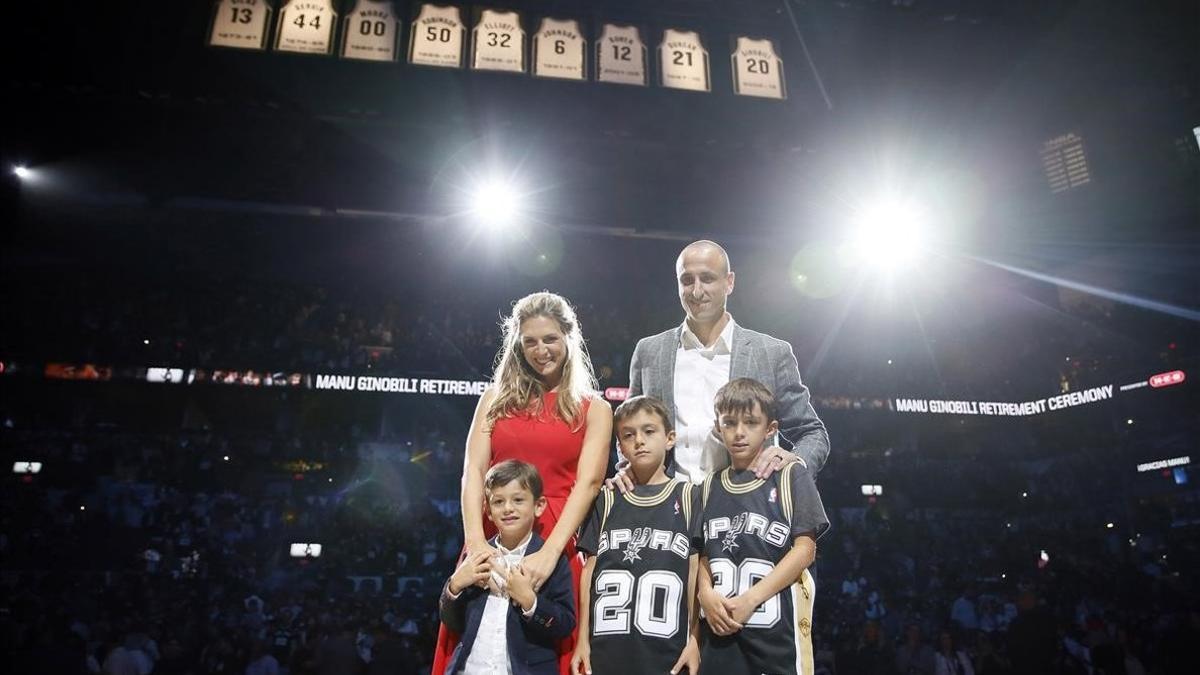 Manu Ginóbili, junto a su familia posa con su camiseta colgada en el AT&amp;T Center