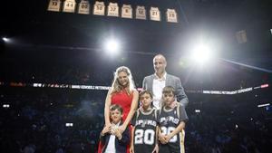 Manu Ginóbili, junto a su familia posa con su camiseta colgada en el AT&T Center