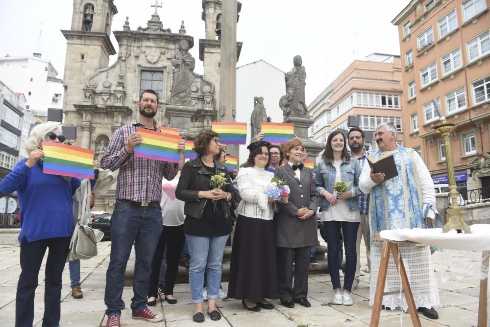 Recuerdan la primera boda entre dos mujeres, Marcela y Elisa, con un acto simbólico de homenaje celebrado en la iglesia de San Jorge en A Coruña.