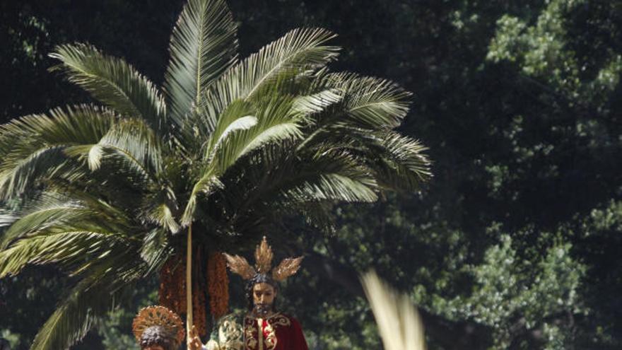 La procesión de la Pollinica a su paso por la Alameda.