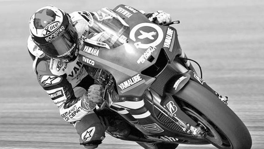 El español Jorge Lorenzo pilota su Yamaha durante los entrenamientos de pretemporada en Sepang.
