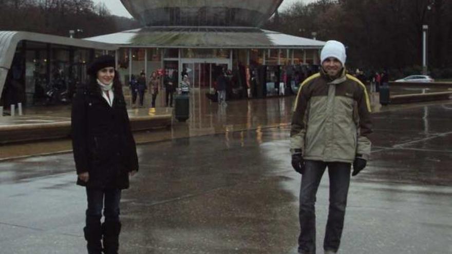 Nereida Sevila posa con su novio, Alejandro, estudiante de Periodismo, en el conocido Atomium de Bruselas.