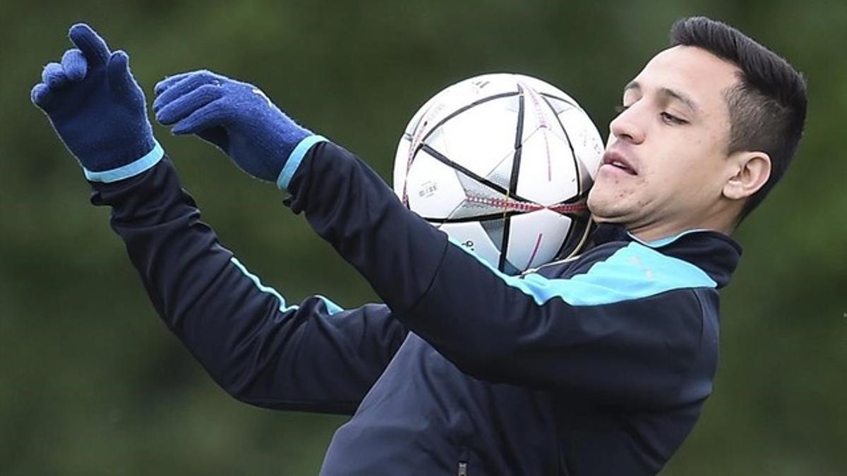 Alexis controla el balón en el último entrenamiento en Londres antes de jugar con el Barça.