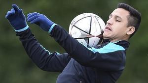 Alexis controla el balón en el último entrenamiento en Londres antes de jugar con el Barça.