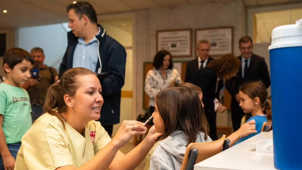 Vacunarse de gripe en el cole  y sin agujas: así espera el Sergas alcanzar una cobertura de vacunación del 60% en niños