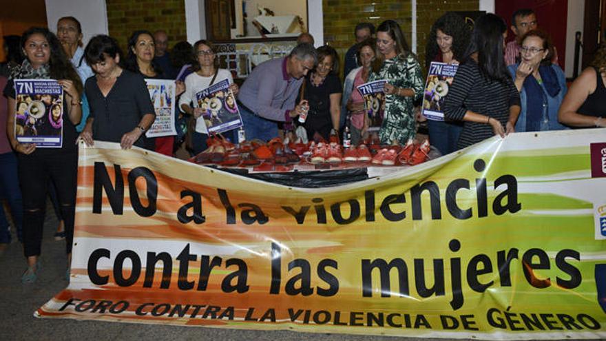 Zapatos rojos en la calle Real contra la violencia de género