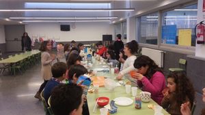ALUMNOS DE MOS EN UN  DESAYUNO SALUDABLE  EN EL COLEGIO. ACTIVIDAD. PROGRAMA. ALIMENTACION SALUDABLE