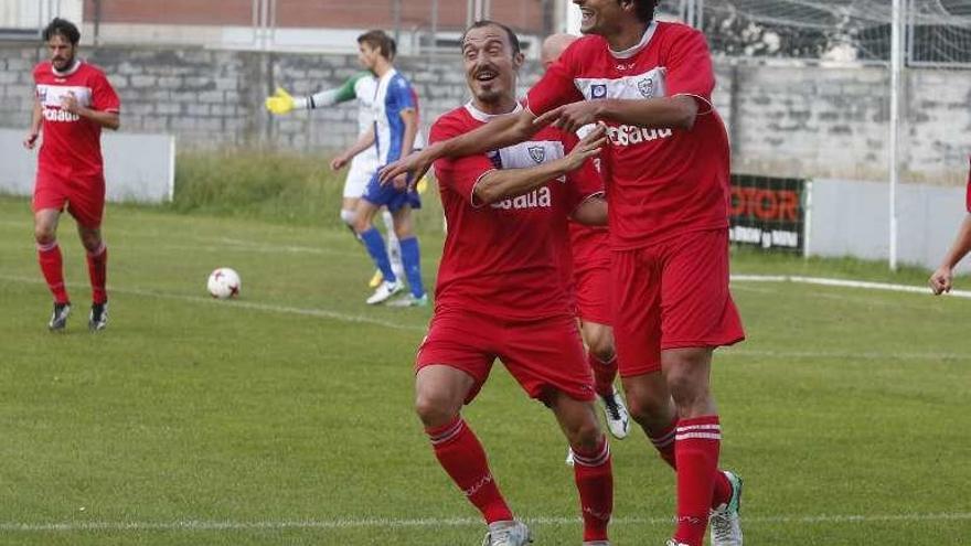 Jairo Cárcaba celebra con Luis Morán el gol al Avilés.