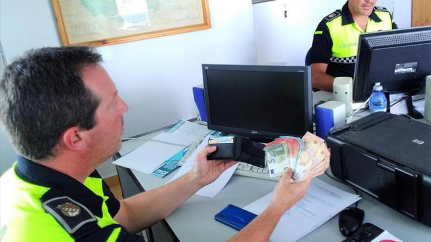 Encuentra una cartera con 500 euros y la lleva a la policía