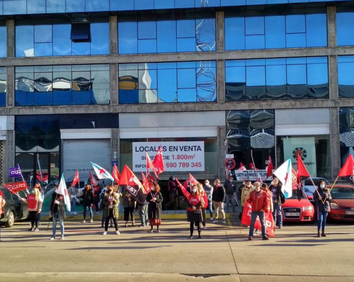 Protesta de empleados de Nanos ante una tienda.  |  // VÍCTOR ECHAVE
