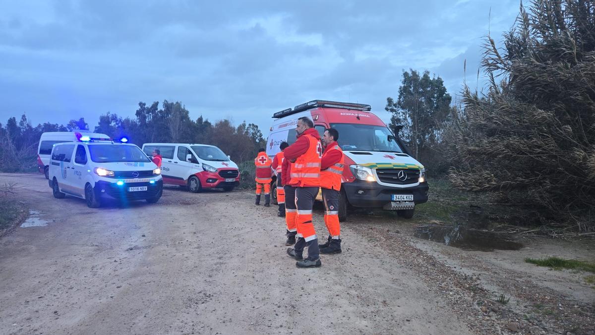 Efectivos de Policía Local de Badajoz y Cruz Roja Extremadura durante el operativo en Rincón de Caya ante una posible crecida del río Guadiana y del Caya.