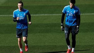 Bale (d) junto a Courtois en el último entrenamiento del Madrid.