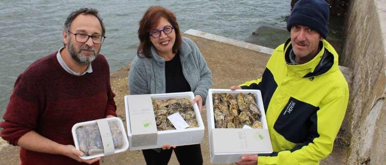 Eduardo Martín, Nuria Núñez y Manuel Fernández, ayer, con las ostras con etiqueta ecológica.