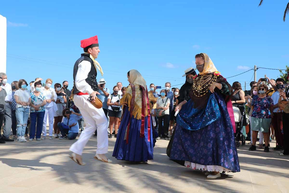 Misa, procesión y 'ball pagès' en el Pilar de la Mola