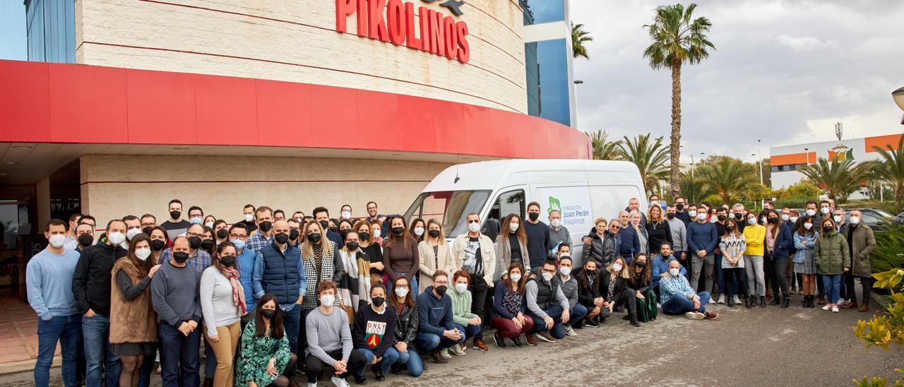 Los trabajadores de Pikolinos, con la furgoneta de la Fundación Juan Perán que llevará el envío a Ucrania.