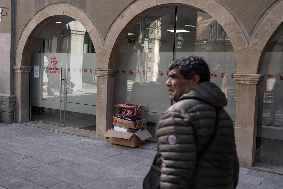 Abdelhalek Darrah, en frente de la sede de Càritas de Vic, el pasado martes.